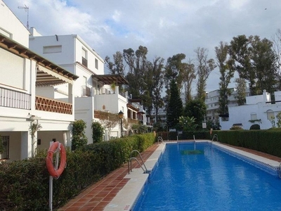 Venta de piso en San Pedro de Alcántara pueblo de 3 habitaciones con terraza y piscina