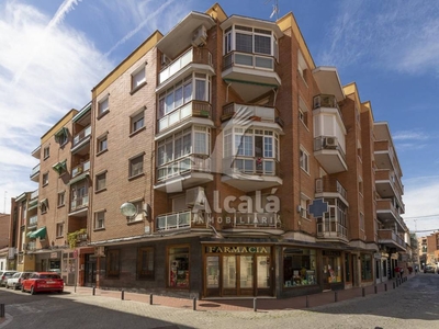 Venta Piso Alcalá de Henares. Piso de cuatro habitaciones A reformar tercera planta con terraza
