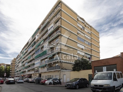 Venta Piso Alcalá de Henares. Piso de tres habitaciones Buen estado tercera planta con terraza
