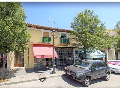 Venta Piso Aranjuez. Piso de tres habitaciones en Calle STUART. A reformar primera planta con balcón