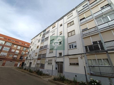 Venta Piso Benavente. Piso de tres habitaciones en Calle Santa Eulalia. Tercera planta