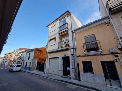 Venta Piso Ciudad Rodrigo. Piso de tres habitaciones en Calle SANTA CLARA. Buen estado primera planta con terraza