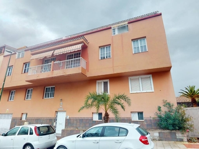 Venta Piso Guía de Isora. Piso de tres habitaciones en calle pleamar 26.