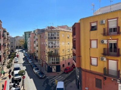 Venta Piso Jaén. Piso de cuatro habitaciones Buen estado tercera planta con balcón