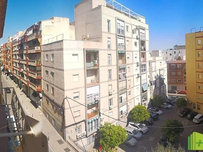 Venta Piso Jaén. Piso de tres habitaciones en Calle Millán de Priego. Muy buen estado cuarta planta con balcón