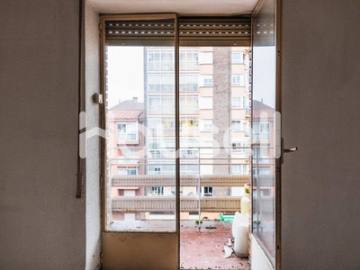 Venta Piso León. Piso de tres habitaciones en Fernández Ladreda. A reformar quinta planta con terraza