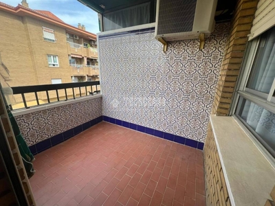 Venta Piso Linares. Piso de tres habitaciones A reformar con balcón