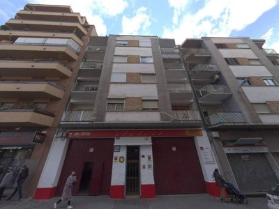 Venta Piso Lleida. Piso de tres habitaciones en Calle Corts Catalanes. A reformar segunda planta