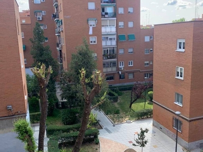 Venta Piso Móstoles. Piso de tres habitaciones en Barcelona. Tercera planta con terraza