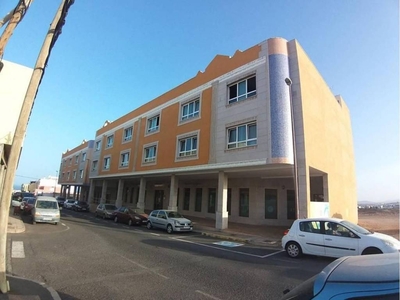 Venta Piso Puerto del Rosario. Piso de dos habitaciones en Calle Alcaldes Mayores. A reformar primera planta con terraza