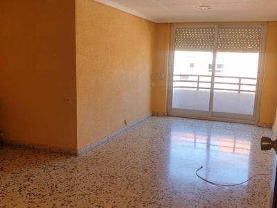 Venta Piso Sagunto - Sagunt. Piso de cuatro habitaciones Segunda planta con balcón