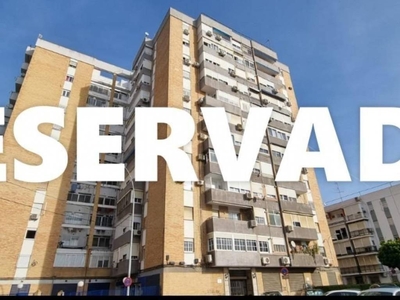 Venta Piso Sevilla. Piso de tres habitaciones en San Vicente De Paul. Décima planta con terraza