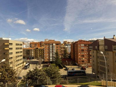 Venta Piso Soria. Piso de tres habitaciones A reformar plaza de aparcamiento
