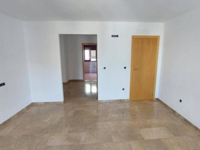 Venta Piso Torredonjimeno. Piso de tres habitaciones en Calle Real. Buen estado segunda planta con terraza