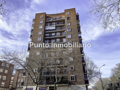 Venta Piso Valladolid. Piso de cuatro habitaciones en Paseo de Zorrilla 160. A reformar novena planta con terraza calefacción individual