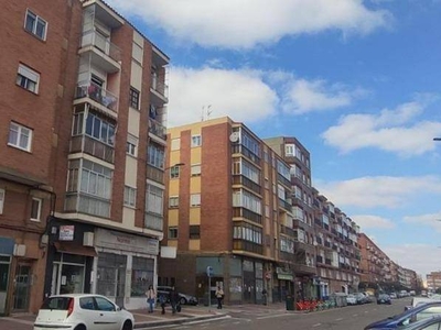 Venta Piso Valladolid. Piso de dos habitaciones en Calle Embajadores. A reformar quinta planta con terraza