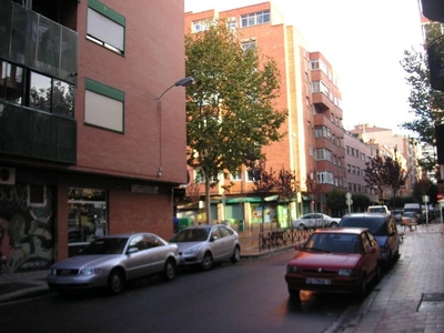 Venta Piso Valladolid. Piso de tres habitaciones en Calle PORTILLO BALBOA. Buen estado tercera planta