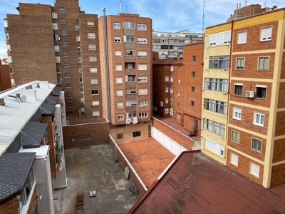 Venta Piso Valladolid. Piso de tres habitaciones en Calle TOREROS. Buen estado quinta planta con terraza