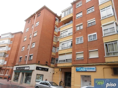 Venta Piso Valladolid. Piso de tres habitaciones en Calle TORTOLA. Buen estado quinta planta con terraza