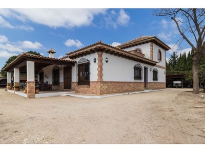 Chalet de estilo rústico con materiales de alta calidad