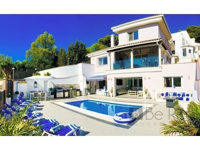 ESPECTACULAR CHALET CON VISTAS AL MAR Y PISCINA DE AGUA CALIENTE EN EL PINAR DE TORREMOLINOS (MÁLAGA