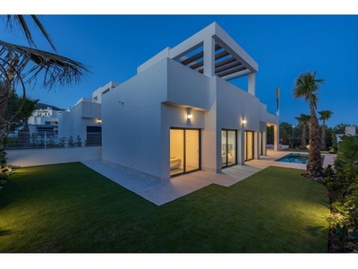 Excelente ubicación y comodidades de esta villa en venta en Finestrat.