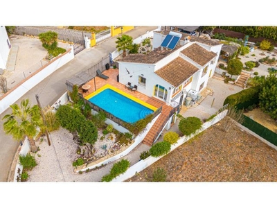 Extraordinaria villa de 4 dormitorios a la venta en Jalón, Costa Blanca.