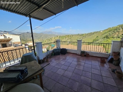 Gran casa con terraza en Cútar!