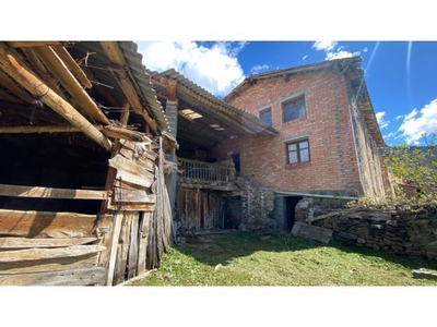 Gran Casa con terreno para rehabilitar en pueblo tranquilo del pirineo