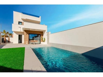 Villa de 3 dormitorios y 3 baños con piscina privada y solárium en Los Montesinos