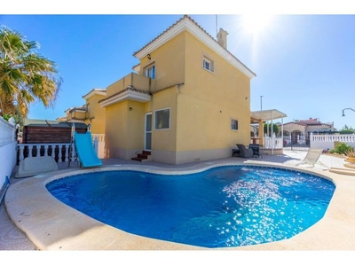 Villa independiente en esquina con piscina privada en venta en Lo Crispin - Algorfa!