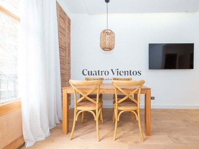 Alquiler piso de cuatro habitaciones y tres baños en Sant Antoni, , en alquiler en Barcelona