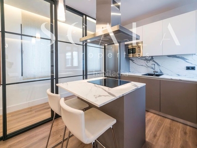 Alquiler piso en alquiler , con 102 m2, 2 habitaciones y 3 baños, ascensor, amueblado, aire acondicionado y calefacción individual por gas natural. en Madrid