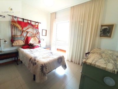 Apartamento amplio piso de tres dormitorios en el centro de Los Pacos. en Fuengirola