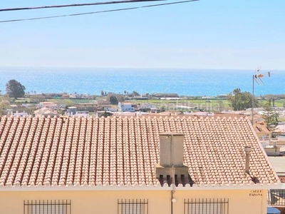 Casa adosada con 4 habitaciones amueblada con parking y vistas al mar en Almayate Bajo