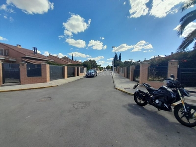 Casa adosada con 4 habitaciones con parking y aire acondicionado en Bétera