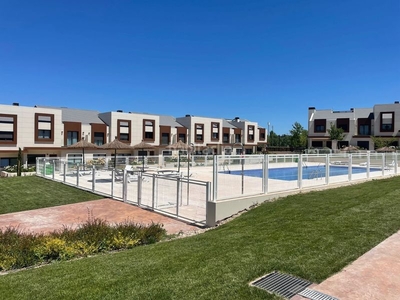 Casa adosada en avenida delta del ebro 12 grupo azata. urbanización intrior cerrada con vigilancia 24 h. tres plantas. 5-6 dormitorios. calidades porcelanosa. piscina, zonas ajardinadas y padel. obras empezadas. chalet piloto. tfno ventas: 673 57 00 60 en Boadilla del Monte