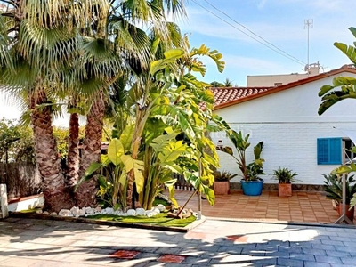 Casa cautivadora casa de estilo ibicenco, muy cómoda de una planta, preciosas vistas al mar una joya en la prestigiosa zona residencial de montemar medio en Castelldefels