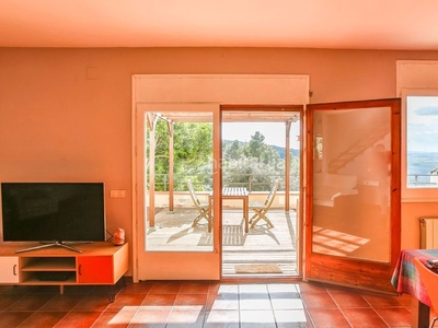 Casa con terreno llano, piscina y vistas espectaculares en taió en Castellví de Rosanes