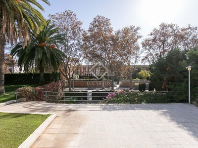 Chalet funcional casa con amplio jardín, destinada a oficinas, en venta en pedralbes, barcelona en Esplugues de Llobregat