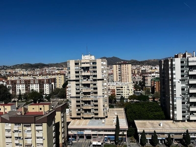 Piso con 3 habitaciones con ascensor, parking y aire acondicionado en Málaga