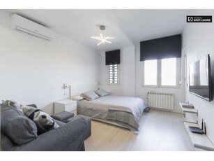 Apartamento estudio contemporáneo en alquiler en la Puerta del Ángel.