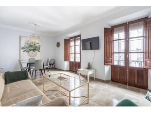 ¡ATICO TRIPLEX CON ENCANTO EN EL CORAZÓN DE GRANADA Y VISTAS PRIVILEGIADAS A LA ALHAMBRA!