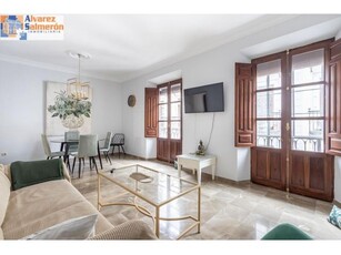 ¡ATICO TRIPLEX CON ENCANTO EN EL CORAZÓN DE GRANADA Y VISTAS PRIVILEGIADAS A LA ALHAMBRA!