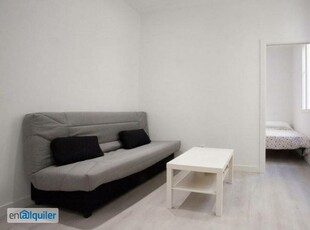 Elegante apartamento de 1 dormitorio con aire acondicionado en alquiler cerca de Metro en la animada Malasaña