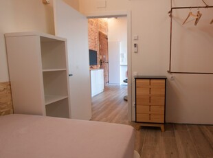 Se alquila habitación en piso de 5 habitaciones en Barcelona