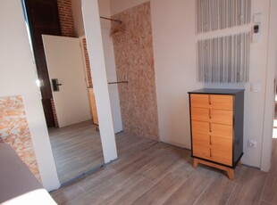 Se alquila habitación en piso de 5 habitaciones en Barcelona