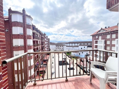 Alquiler de piso en Santoña de 2 habitaciones con terraza y jardín