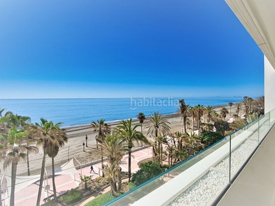 Ático con 3 habitaciones amueblado con ascensor, parking, piscina, aire acondicionado y vistas al mar en Estepona