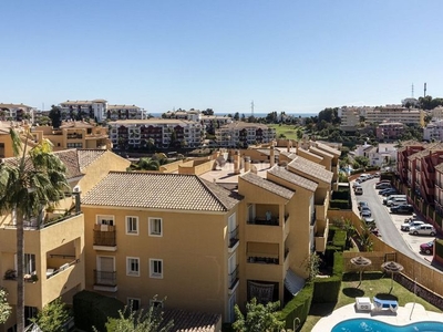 Ático con 3 habitaciones con ascensor, piscina, calefacción, aire acondicionado y vistas al mar en Mijas